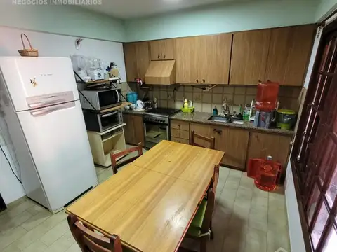 ¡Hermosa casa  de 5 ambientes en calle Catamarca, Mar de Ajo!