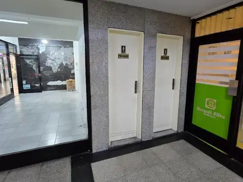 Amplio local en galería con acceso por dos calles