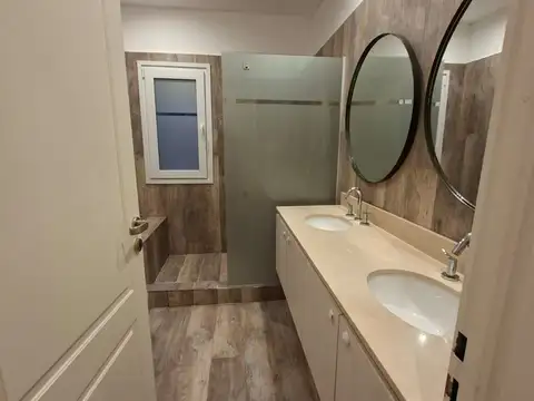 Casa en Alquiler con 2 cocheras