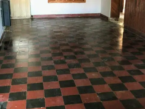 Casa en venta - 5 Dormitorios 2 Baños - Cochera - 250Mts2 - Colón