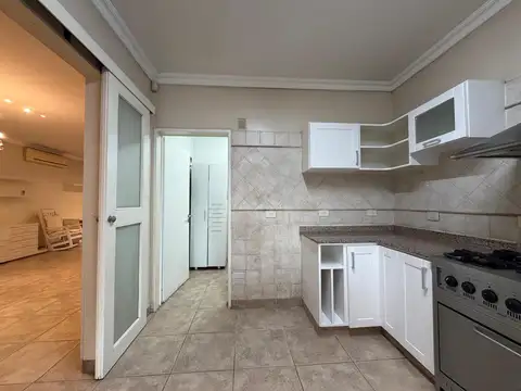 Casa en Alquiler con 2 cocheras
