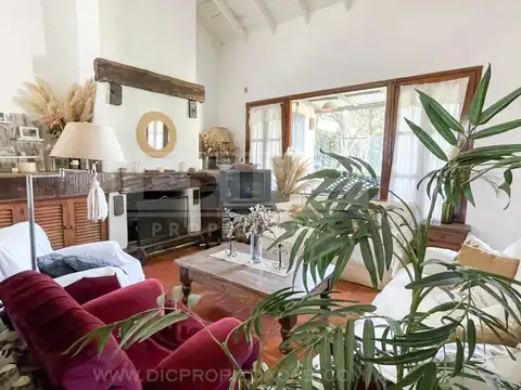 Casa 4 ambientes con 2 baños