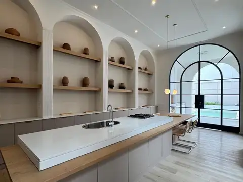 Casa de 4 dormitorios con cochera, pileta, jardín y terraza