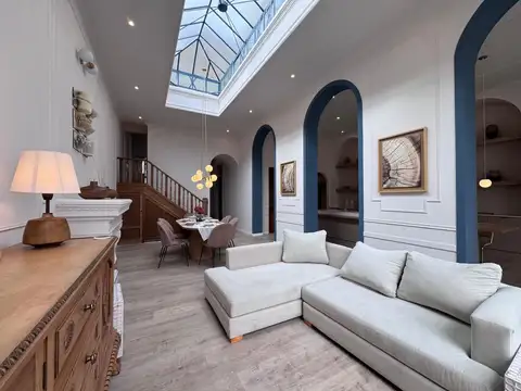 Casa de 4 dormitorios con cochera, pileta, jardín y terraza
