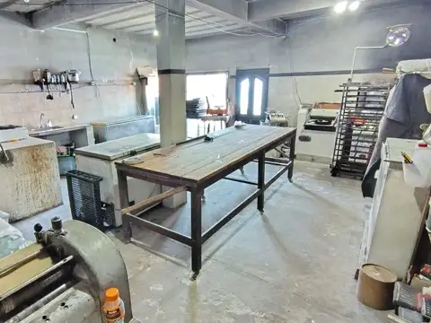 Zona industrial Casa+pileta+local 2 Dptos 2 rentas