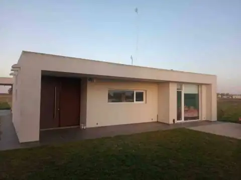 Casa en alquiler - 3 Dormitorios 2 Baños - Coronel Brandsen