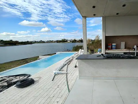 Casa en Alquiler con 4 cocheras