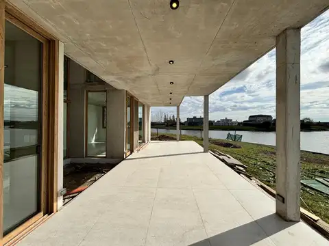 Casa 5 ambientes con 4 baños