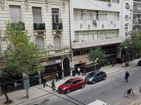 2 ambientes al frente, impecable, apto profesional, muy luminoso. No se admiten mascotas. 