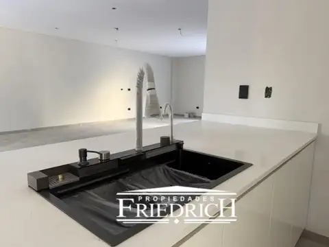 Casa en Venta con 3 cocheras