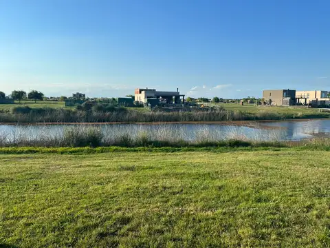 Lote a la Laguna en El Naudir – Construí tu casas  frente al agua.