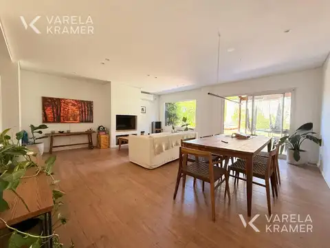 Casa en Alquiler con 3 cocheras