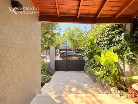 Casa 6 ambientes con 2 baños