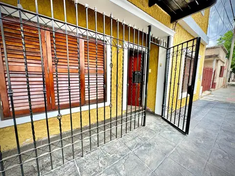Casa 6 ambientes con 2 baños