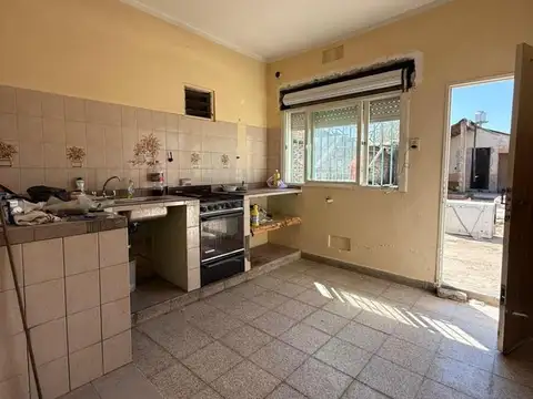 Casa en Alquiler con 2 cocheras
