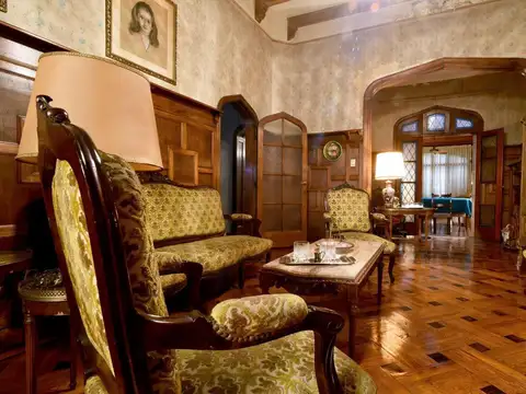 Casa en venta barrio Centro 8 dormitorios pileta jardin 2 plantas luminoso