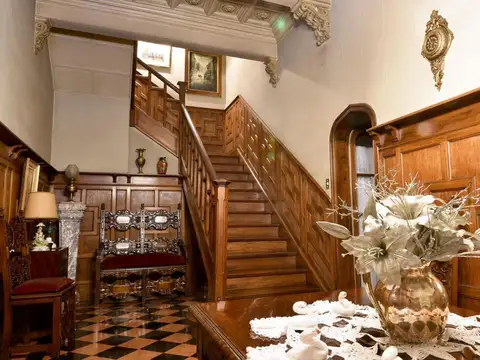 Casa en venta barrio Centro 8 dormitorios pileta jardin 2 plantas luminoso