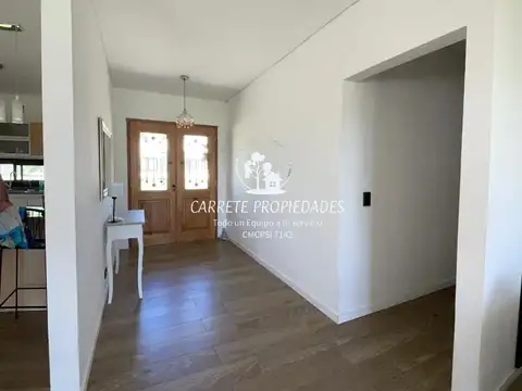 Casa 4 ambientes con 2 baños