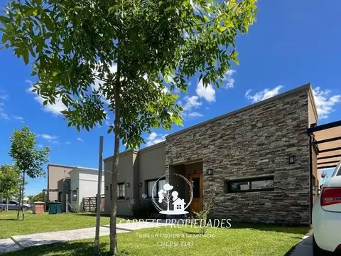 Casa en venta de 4 ambientes y pileta. Barrio Santa Lucia. Pilar del Este.