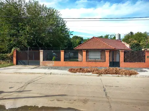 VENTA - Chalet tipo casaquinta - 17 x 60 - Luis Guillón