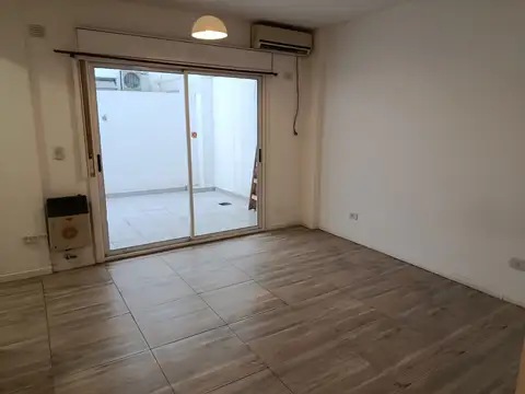 Lindo monoambiente el alquiler con patio, en edificio full amenities