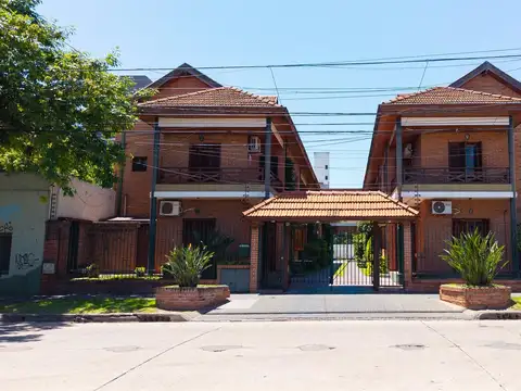 Venta de Tríplex 4 ambientes con dos cocheras en Morón Sur.