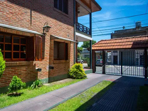 Venta de Tríplex 4 ambientes con dos cocheras en Morón Sur.