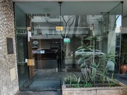 España 1100 2 Dormitorios, cochera, a restaurar.