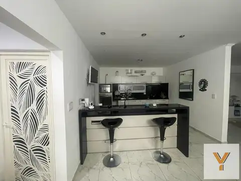 Casa en Venta con 4 cocheras
