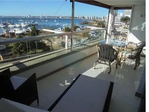 Frente al puerto, 3 suites y terraza.