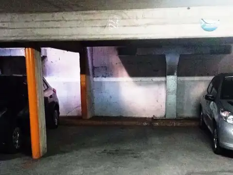 COCHERA CUBIERTA  EXCELENTE UBICACIÓN! ALSINA AL 1600