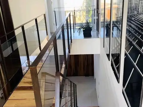 Casa en Alquiler con 1 cochera