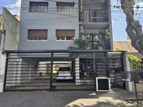 Impecable Dpto. 3 Amb en Dúplex -(1Suitte)- 2 cocheras - Balcón- Frente- Exc. Ubicación.