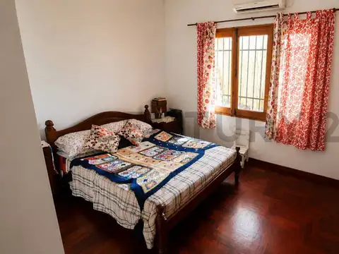 VENTA CASA 4 AMBIENTES, DOBLE PATIO Y GARAGE, EN CASEROS