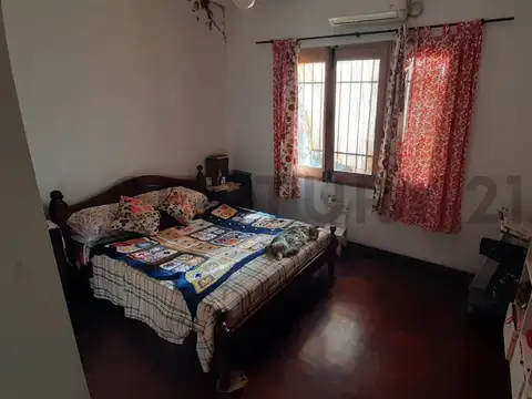 VENTA CASA 4 AMBIENTES, DOBLE PATIO Y GARAGE, EN CASEROS