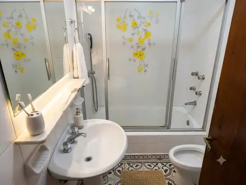 Casa 9 ambientes con 5 baños