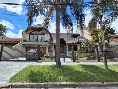 Chalet en Venta en Castelar 10 amb. Larralde 2500