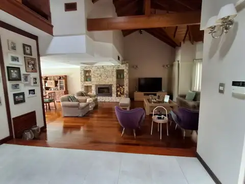 Casa en Venta con 4 cocheras