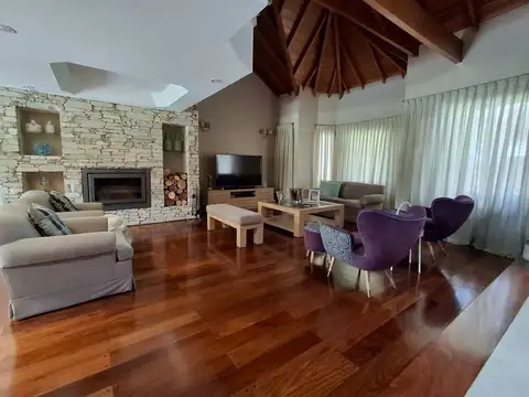 Chalet en Venta en Castelar 10 amb. Larralde 2500