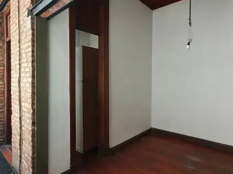 Esmeralda 1000 piso 2do por escalera.-