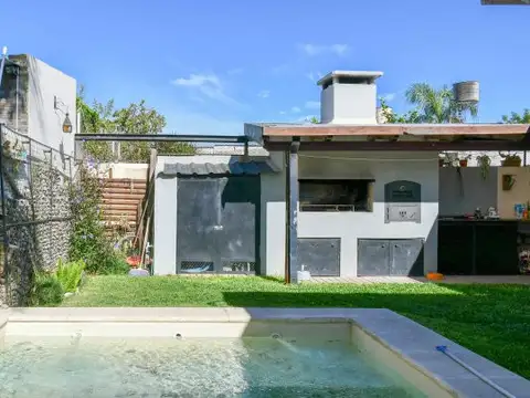 Casa en Venta con 2 cocheras