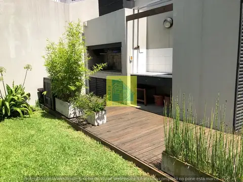 Casa de categoria con un jardin increible en Ramos Mejia.