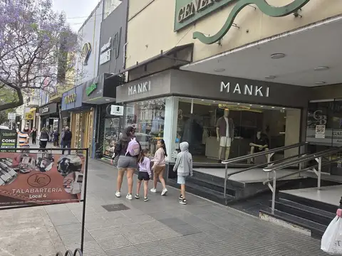 Local sobre Cabildo entre Pampa y Sucre - alquiler o venta