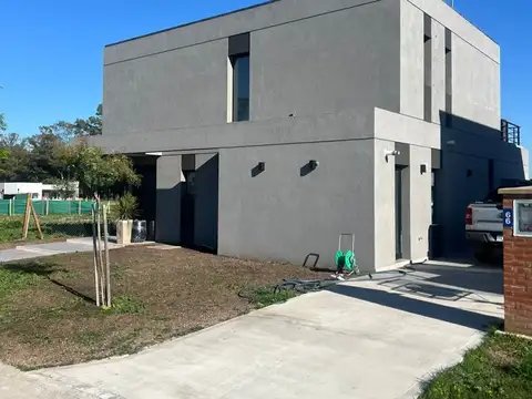 Casa  en Venta en Santa Sofía, Pilar del Este, Pilar