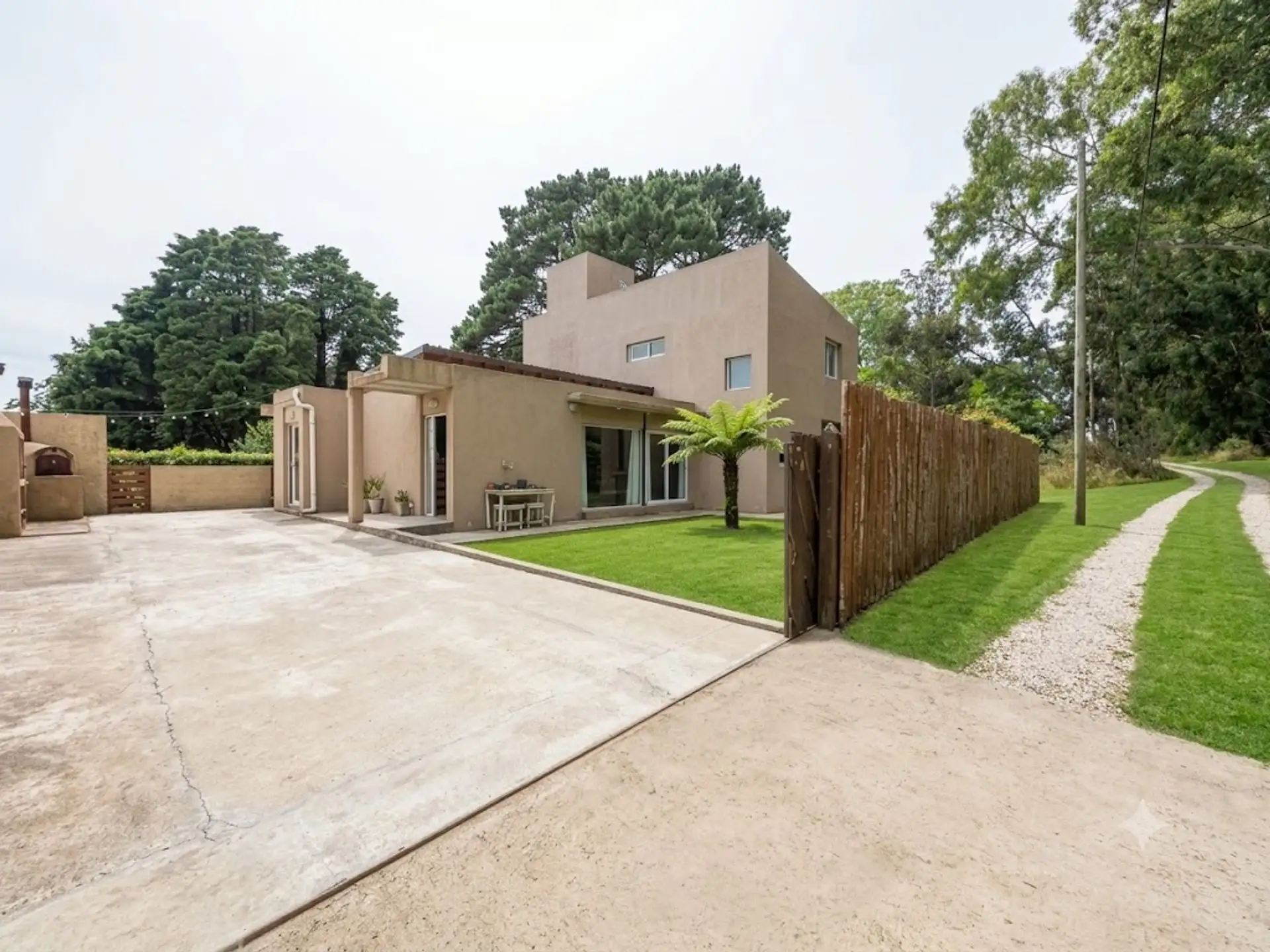 Venta casa 5 ambientes zona Colina Alegre