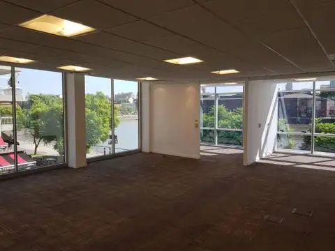 Oficina en Alquiler con 6 cocheras