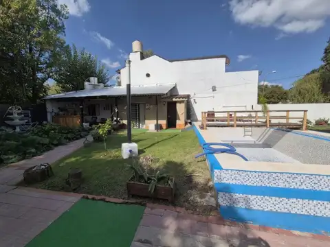 Casa quinta en venta Villa Luzuriaga con pileta