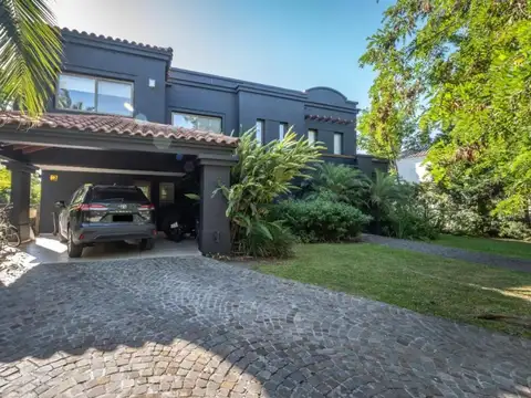 Casa en Venta con 2 cocheras