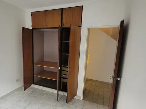 Excelente Departamento Tipo Casa de 3 Ambientes con Cochera y Terraza Propia
