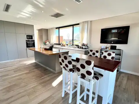 Casa en Venta con 4 cocheras